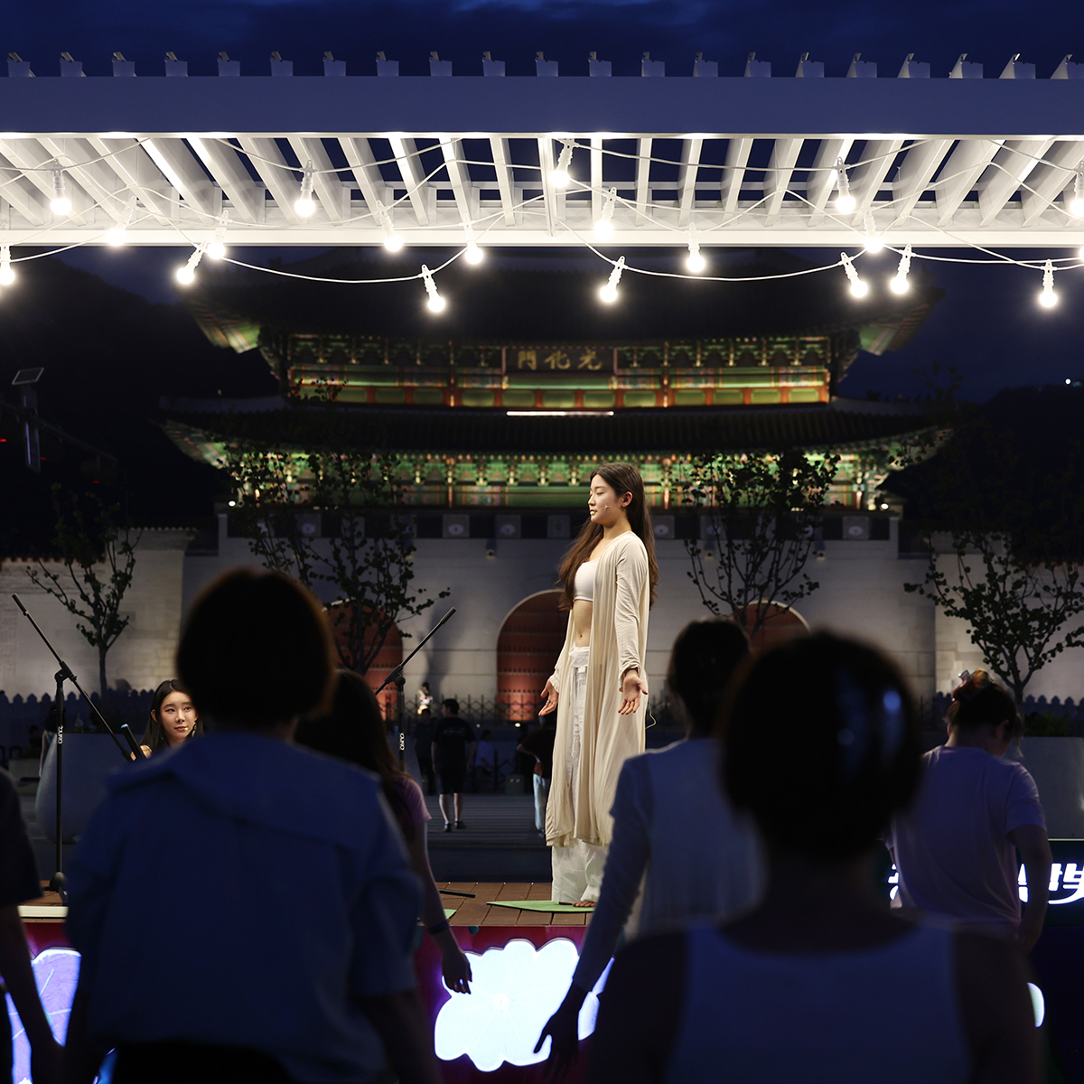 Gwanghwamun Square Moonlight Urban Yoga