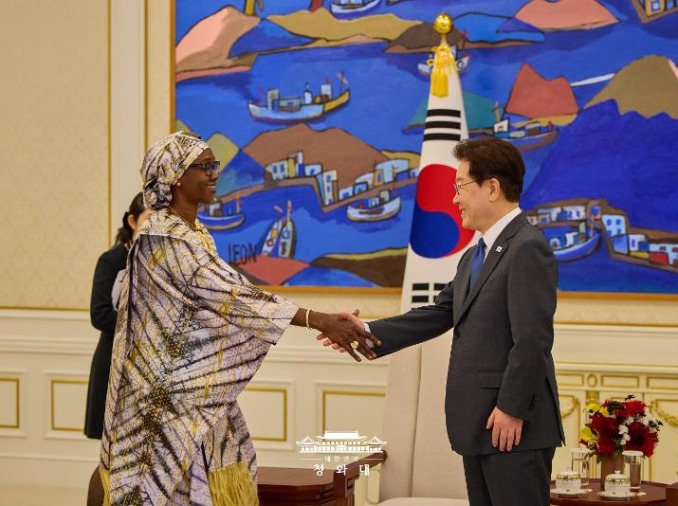 President Lee hosts ceremony for eight new foreign ambassadors
